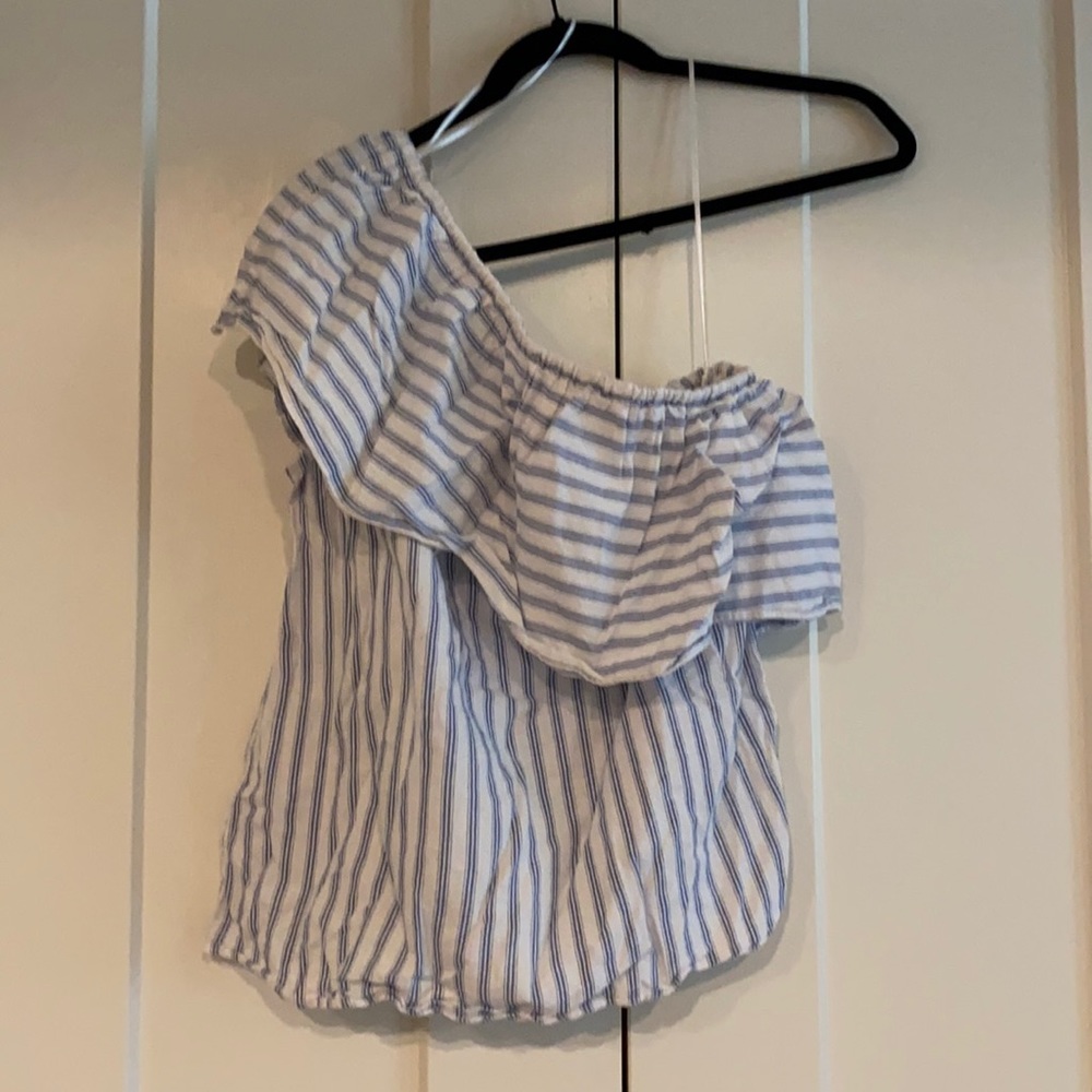 One shoulder shirt